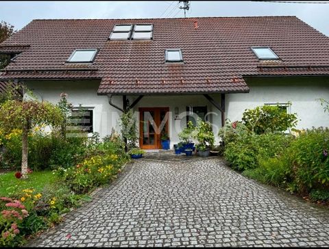 Charmante Doppelhaushälfte mit großzügigem Grundstück in ruhiger Lage Willkommen in Ihrem neuen Zuhause! Diese attraktive Doppelhaushälfte aus dem Baujahr 1994 besticht durch eine gelungene Raumaufteilung, eine moderne Bauweise und ein großzügiges Ba...