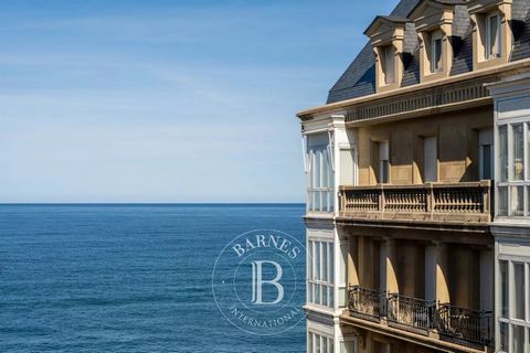 Barnes präsentiert eine wunderschön renovierte Wohnung im prestigeträchtigen Stadtteil Ensanche von San Sebastián, ideal gelegen zwischen dem Fluss Urumea und der historischen Altstadt, einem Viertel, das zeitlose Eleganz harmonisch mit modernem Komf...