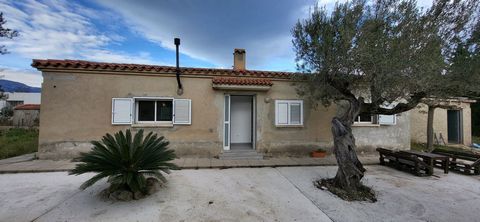 Villa located in the area of Les Parelladas in Roquetes. With a land area of 2190 m2 in which we find olive trees, some fruit trees and a grove of pine trees. This property is located in a privileged natural environment, near the Ports de Caro. The h...