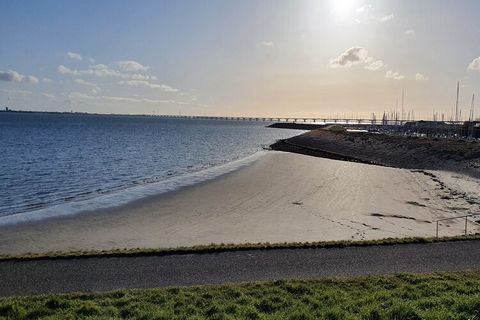 Dit vakantiehuis met een bubbelbad en sauna ligt aan de rand van het Zeeuwse Colijnsplaat en Nationaal Park De Oosterschelde. Je vindt hier rust, ruimte en luxe in een historische setting. Het vakantiehuis heeft 3 slaapkamers en is geschikt voor 6 pe...