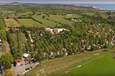 A touch of Mexico....Colorful, family-friendly complex with Mexican style elements in the heart of the Hérault region, just a 15-minute walk from the beach. Outdoor swimming pools with slides, children's pools and a heated indoor pool ensure bathing ...