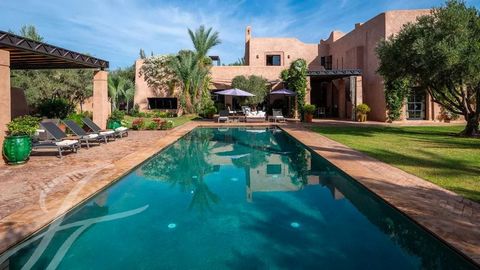 This property is enviably located in a small gated community a mere 15 minutes from downtown Marrakech. Set on a superb lanscaped 3 800 sqm garden hosting a shaded parking, a heated swimming-pool, a petanque field, a pavilion with spa and fitness and...