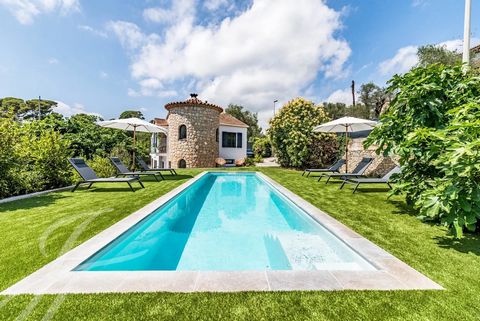 Ideally located close to the town centre, shops and schools, this magnificent character villa has recently been completely renovated in a sober, chic contemporary style. With 149 sqm of living space, it boasts a delightful 750 sq.m garden and heated ...