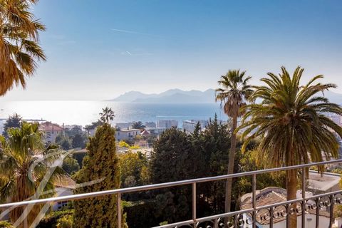 In einer kleinen bürgerlichen Residenz aus dem späten 19. Jahrhundert, schöne Duplex-Wohnung von 112 m² im obersten Stockwerk mit einem atemberaubenden Blick auf das Meer, die Lérins-Inseln, die Bucht von Cannes und das Esterel-Gebirge. Die Wohnung v...