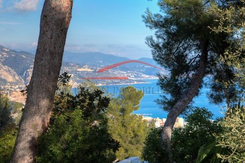 The pinnacle of elegance and refinement Nestled in the prestigious setting of Roquebrune-Cap-Martin, this sumptuous 6-room luxury villa offers an unrivaled residential experience. Located in absolute calm, it benefits from a breathtaking panoramic se...