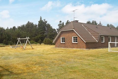 Casa de vacaciones ubicada cerca de una de las mejores playas del país y de un entorno urbano activo. La cocina / sala familiar tiene una vista clara de la gran área de la piscina, que además de la piscina también está equipada con una gran piscina d...