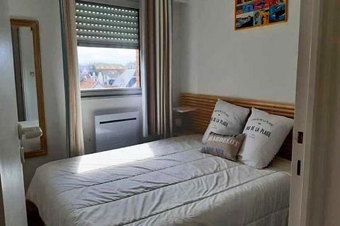 Questo bellissimo appartamento di 42 m² a Le Touquet offre un balcone arredato e può ospitare fino a 6 persone. Dispone di una camera con letto matrimoniale e letto a castello nel corridoio d'ingresso, nonché di un divano letto nel soggiorno. Non ven...