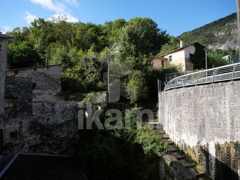 Dompel u onder in de sfeer van dit charmante huis van ongeveer 99 m2, gelegen in het historische marktstadje Saint-Nazaire-en-Royans. U zult verrast zijn door het spectaculaire uitzicht op het beroemde aquaduct! Deze twee-onder-een-kapwoning heeft 3 ...