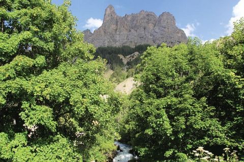 Situado al borde del impresionante Parque Nacional de Ecrins, este espacioso apartamento es ideal para amantes de la naturaleza y buscadores de aventuras. Ofrece tres cómodas habitaciones con capacidad para siete personas con una combinación de camas...