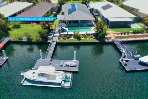 Ideal für Downsizer und diejenigen, die den schönen Lebensstil von Bribie Island am Wasser genießen möchten. Dieses hochwertige Haus ist mit seinen hohen Decken, maßgefertigten Verkleidungen und hochwertigen Einschlüssen typisch für einen Mancorp-Bau...