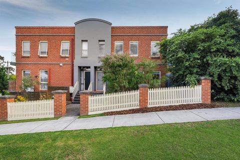 Das Hotel liegt nur einen lässigen Spaziergang vom Dorf Templestowe und einer Reihe von Geschäften, Restaurants und Cafés entfernt befindet sich dieses pflegeleichte, moderne zweistöckige Haus. Das Hotel befindet sich in einer geschätzten Lage, die n...