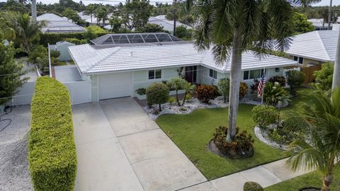 This stunning single-family pool home is located on a quiet street in a highly desirable East Boca Raton Location. No HOA. 1 Car Garage. This beautifully designed home features an exceptional open floor plan and is impeccably maintained. Huge private...