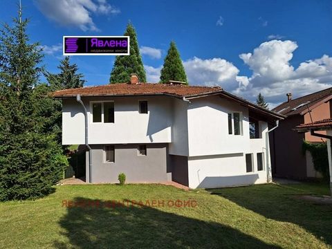 Yavlena freut sich, Ihnen ein massives Einfamilienhaus aus Backstein mit atemberaubendem Panoramablick im malerischen Dorf Zhelyava präsentieren zu können. Es liegt 27 km vom Zentrum von Sofia entfernt an der Straße nach Botevgrad, zwischen den Dörfe...