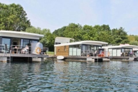 The houseboat is idyllically located on the North Sea near Xanten in the middle of a green lake landscape. The North Sea and the South Sea are two interconnected lakes, and around the lakes you will find a wide variety of leisure activities for every...