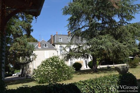 For sale: a renovated 17th century manor house and outbuildings converted into 7 gîtes set in 1.13 hectares with parking and swimming pool. This estate of approx. 826 m2 includes a 200 m2 barn in a dead end in the centre of Villeneuve sur Lot. Archit...