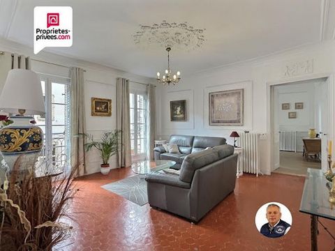 DRAGUIGNAN - Your propriété-privées.com advisor Stéphan LEVASSEUR offers you this HAUSSMANNIAN type apartment .. This exceptional property consists of an entrance hall, as well as a spacious living room with refined moldings, a bright living room and...