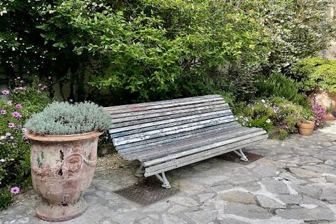 S T Y L E S collection privée - Passé le portail ancien de cette belle adresse, vous découvrirez une belle maison de maître, abritée sous les arbres matures de son jardin. En plus de ses espaces à vivre, cette très belle maison de famille dispose aus...