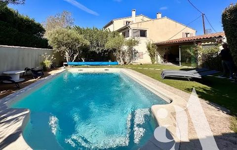 For sale in Barbentane. 20th-century Mas in Barbentane, quietly located in the countryside and close to all amenities, just a few minutes from Avignon TGV station and the Alpilles. Completely renovated in 2018, this mas offers around 300 sq.m of livi...