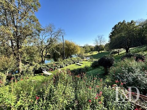 Au coeur d'un écrin de verdure et avec une vue dégagée, venez découvrir, à l'extrémité d'un chemin privatif, ce splendide corps de ferme édifié sur un spacieux terrain arboré. L'ensemble comprend une maison principale d'une superficie de 400 m2, une ...