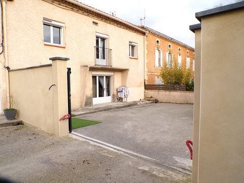 En exclusivité et idéalement située sur la commune de Fendeille, cette spacieuse maison familiale offre calme et sérénité tout en étant proche des commodités et des principaux axes routiers. Description du Bien : Le séjour salon traversant de cette m...