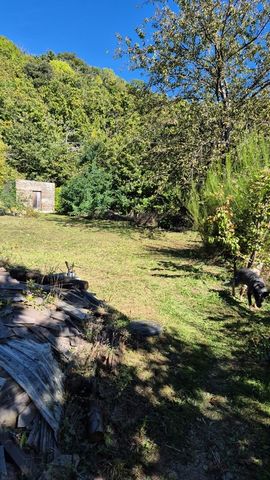 A vendre, en Lozère, à proximité du Parc National des Cévennes, beau terrain d'un superficie de 1312 m2 avec une très belle exposition Sud. Présente sur le terrain, structure béton/pierre de 20m2 . L'eau et le compteur EDF sont en place. A visiter ra...