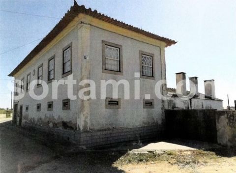 Beautiful century-old house. Located in an agricultural area, 10 minutes from Ria de Aveiro and the centre of Ovar. Fenced plot of land with 3.500m2. In addition to the main house, there are several buildings: Main house with a construction area of a...