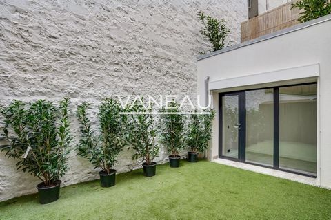 A stone's throw from the shops of Beaugrenelle, transport (lines 6,8,10) and renowned schools, the VANEAU agency offers you a family house of 200m², located in a quiet and preserved residential street. This completely renovated house, benefiting from...