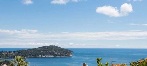 Villefranche sur Mer, Perfectly located on a plot of more than 1600 m2 in absolute calm and a 5-minute drive from the beaches and shops, this majestic villa of approximately 320 m2 will seduce you with its beautiful volumes. Surrounded by a landscape...