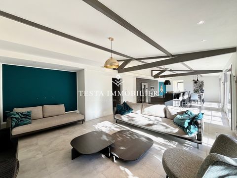 Menton, the Testa Immobilier agency offers you exclusively, this contemporary villa of 185 m2, completed in 2015, with direct access, with garage and 3 parking spaces. On 1500 m2 of land, in absolute calm with open views, the property is composed of ...