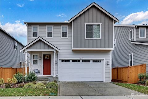 Striking blend of beauty & functionality, this daylight basement plan is a masterpiece of modern living. Main floor, designed w/ entertaining in mind, boasts a spacious great room, a sophisticated dining area, and a chef-inspired kitchen featuring a ...