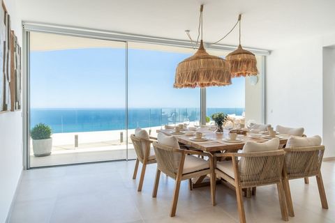 Located in the exclusive Reserva del Higueron urbanization, this impressive 300 m2 duplex is a jewel that combines modern design, comfort and a privileged location. The property offers panoramic sea views from its two generous terraces, perfect for e...