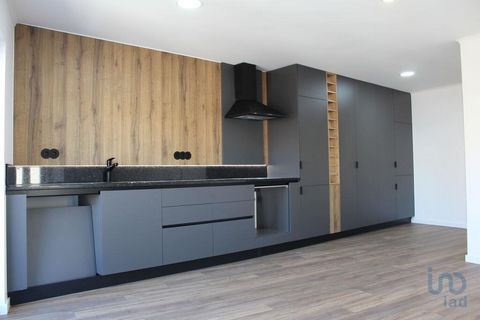 Se procura conforto e modernidade no centro da cidade, não procure mais! Este apartamento é para si. Totalmente remodelado ao nível da cozinha, casas de banho, canalizações, rede eléctrica, caixilharias. Sala e cozinha em conceito open space, 2 quart...