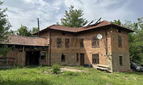 SUPRIMMO agency: ... We offer for sale a partially renovated house in a quiet mountain village. The property has two floors. On the first there is a kitchen, a dining room, a large bathroom with a bathtub. Internal stairs connect the levels. On the s...