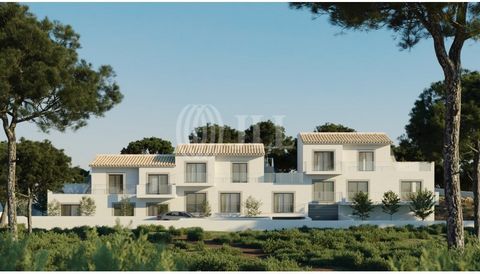 Villa 4 pièces de 252 m² de surface brute de construction, piscine, jardin et garage, implantée sur un terrain de 296 m², dans les environs d'Almancil, Algarve. La villa jumelée est répartie sur trois niveaux. Au rez-de-chaussée se trouvent une chamb...