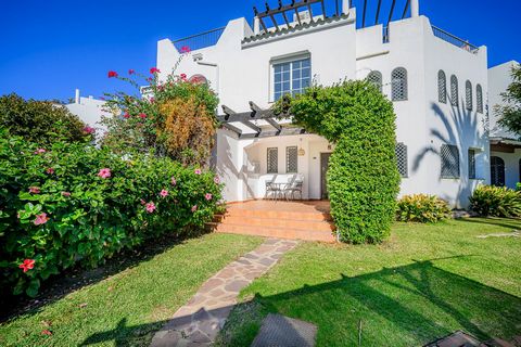 Located in Nueva Andalucía. This perfect townhouse is located in a stunning gated community adjacent to Los Naranjos golf course, in Nueva Andalucia. With a convenient five-minute drive to both Puerto Banus and San Pedro, it offers an excellent locat...