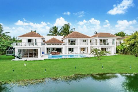 Cocotal es un gran complejo cerrado y comunidad residencial con entrada y seguridad 24 horas. Se trata de una de las principales ubicaciones en Bávaro, Punta Cana, y un destino favorito para familias y golfistas que buscan un retiro tropical. El comp...