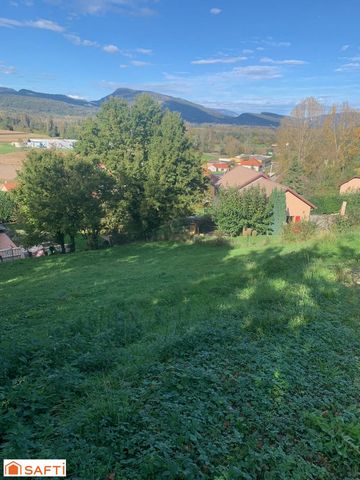 A vendre très beau terrain constructible d'environ 1100 m2 situé sur la Commune de Saint-Genix les Villages Ce terrain est très bien exposé côté Ouest et dispose d'un très bon ensoleillement, il présente une pente côté Nord ce qui lui permet d'avoir ...