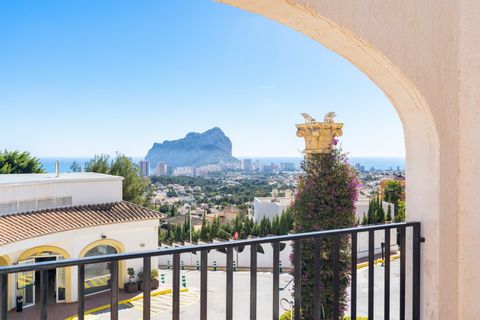 Apartment for sale with beautiful views in a beautiful and complete urbanization in Calpe. We present an apartment of 101m2 with 47m2 of terrace. We enter the apartment with on the left we find the kitchen and in front the living-dining room with acc...