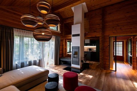 Este espacioso albergue (65 m²) ofrece todo lo necesario para una estancia relajante. El luminoso salón comedor cuenta con cómodos asientos, zona de comedor, TV vía satélite, chimenea y sofá cama doble. La cocina abierta está totalmente equipada con ...