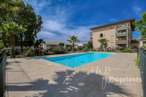 BORMES-LES-MIMOSAS: Charming garden-level T2 apartment with private parking and swimming pool in a condominium Discover this pleasant 2-room garden-level apartment in a secure residence meeting PMR standards, just 150 m from shops. With a surface are...