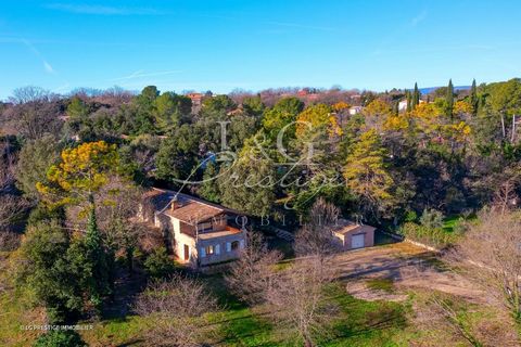 Your agency LG Prestige Immobilier in Montauroux, offers for sale this elegant 5-room villa of 140 m², partly built in stone. Nestled in a peaceful green setting, this property combines authenticity and modern comfort. It is built on 2 levels on a be...