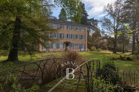 EXCLUSIVITY -LES MONTS D'OR. In a beautiful bourgeois house in the heart of 8,000 sqm of parkland with listed trees of many species, come and discover this family flat with all the charm of the past (mouldings, parquet flooring, fireplaces, stained g...