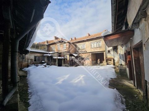 Imoti Tarnovgrad biedt u een huis met twee verdiepingen en een garage in de stad Veliko Tarnovo. Tryavna. Gelegen aan een hoofdstraat op slechts 700 meter van het treinstation en het stadscentrum. De woning heeft een woonoppervlakte van 120 m². En op...