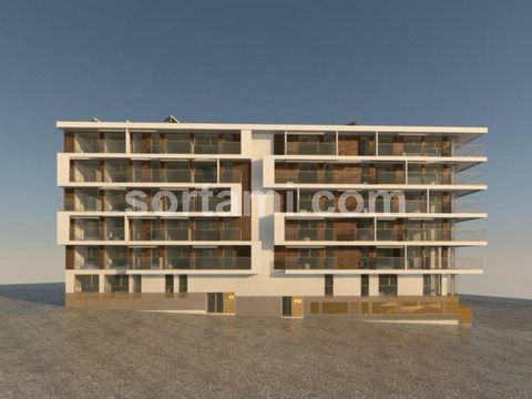 Excelente terreno para construcción, en Loulé Este increíble terreno tiene una superficie total de 504 m2, con posibilidad de construcción para vivienda colectiva y servicios. Con una superficie de 308m2, se puede construir una planta de seis plantas...