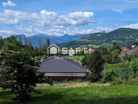 Brié Et Angonnes, a few km from Eybens and Grenoble on the heights at the end of a quiet dead end, 600 m² land currently being developed with a beautiful view of the mountains, on a gentle slope, surrounded by greenery but not isolated because in a s...