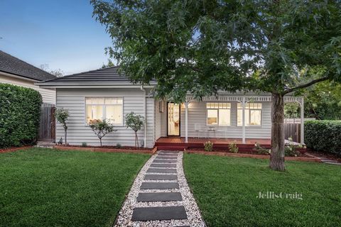 Dit boeiende weatherboard-huis belooft een benijdenswaardige onderhoudsarme levensstijl met lichte afmetingen op loopafstand van Blackburn Lake Sanctuary en zal zeker indruk maken. Voorbij een uitnodigende veranda badend in noorderlicht met uitzicht ...