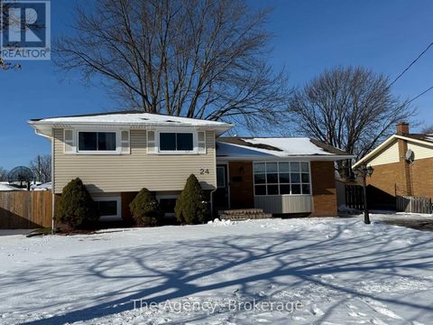 Updated 4 level side split with in-law suite including 2 kitchens. Perfect for that growing family, multi generational under one roof, or a great space for guests. Many cosmetic updates over the years as well as windows by Clear in 2024 and furnace a...