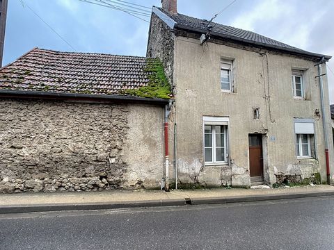 Dorfhaus bestehend aus Eingang zum Wohnzimmer, Einbauküche, Toilette mit Waschbecken, oben: Flur, der zu zwei Schlafzimmern führt, Duschbad und Dachboden oben, im Nebengebäude: Innenhof, alles auf einem Grundstück von ca. 98 m2. Dienstleistungen: PVC...