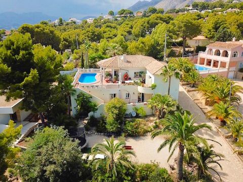 Schöne Villa mit Gästestudio in Altea mit Meer- und Bergblick Das Haus von 270m2 besteht aus einer offenen, ausgestatteten Küche, einem sehr hellen Wohnzimmer, 5 Schlafzimmern, 3 Bädern, einem Gästestudio mit ausgestatteter Küche, einem Wohnzimmer, 2...