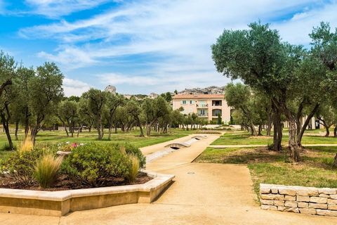 El Le Domaine de Bourgeaac Holiday Park cuenta con apartamentos para cuatro personas, FR-13520-04, y para seis personas, FR-13520-05. Los apartamentos son encantadores y cómodamente amueblados. Algunos de los apartamentos tienen el baño en el baño. L...